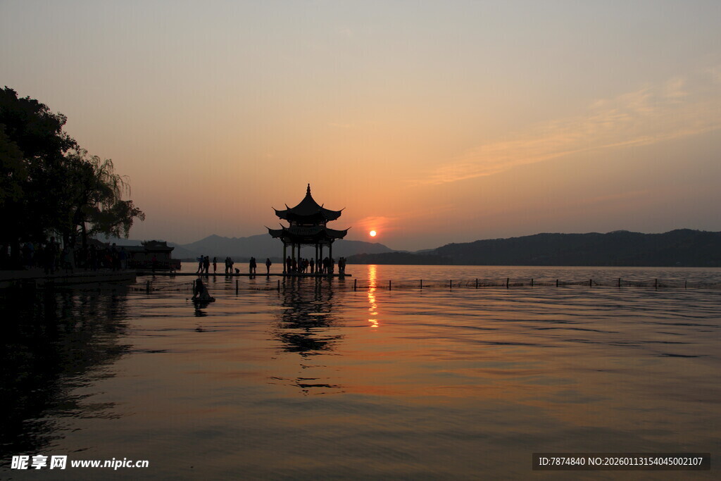 湖畔落日中的古典亭阁
