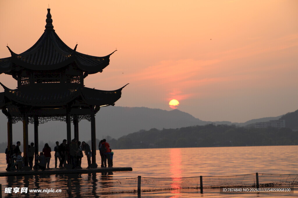 湖畔古亭赏绝美落日