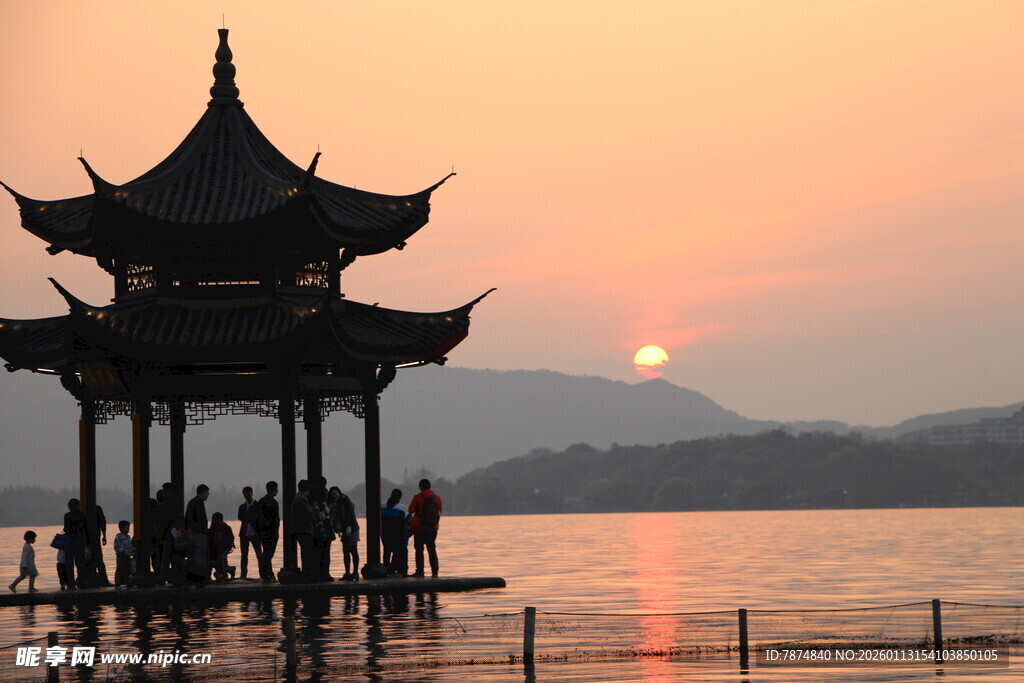 湖畔古亭日落美景