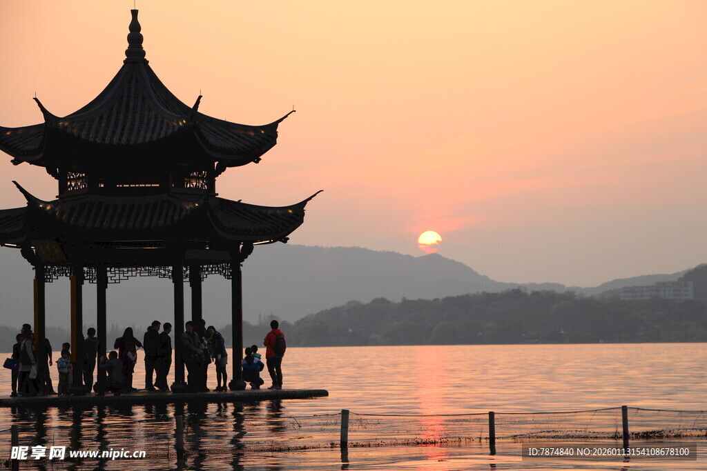 夕阳下湖畔的中式亭阁