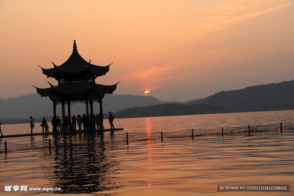 湖畔亭阁映夕阳