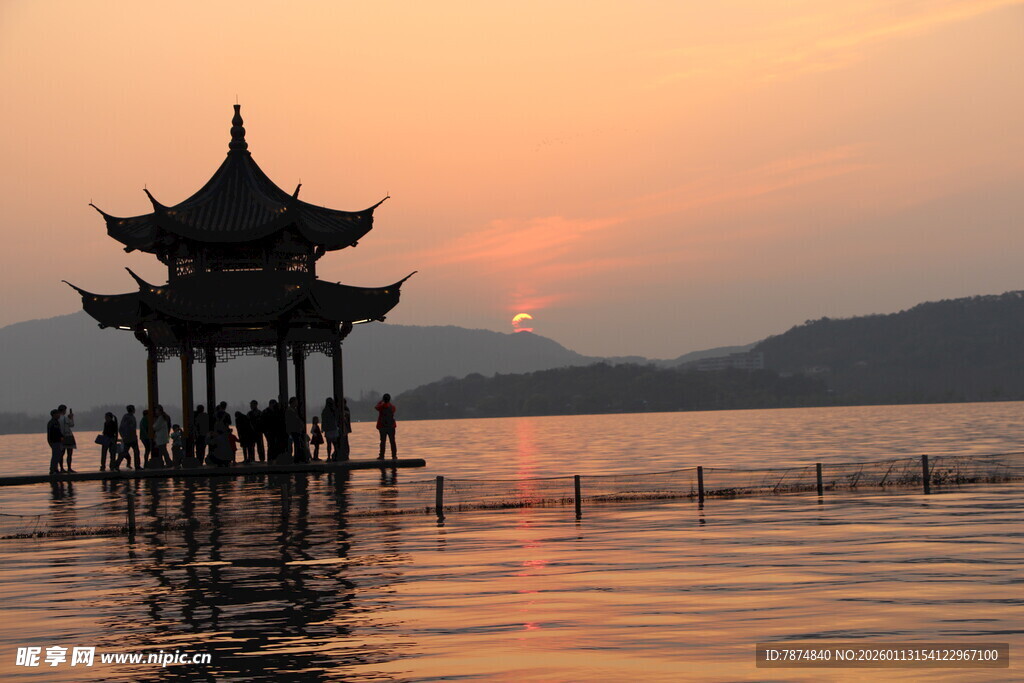 夕阳下的湖畔古亭