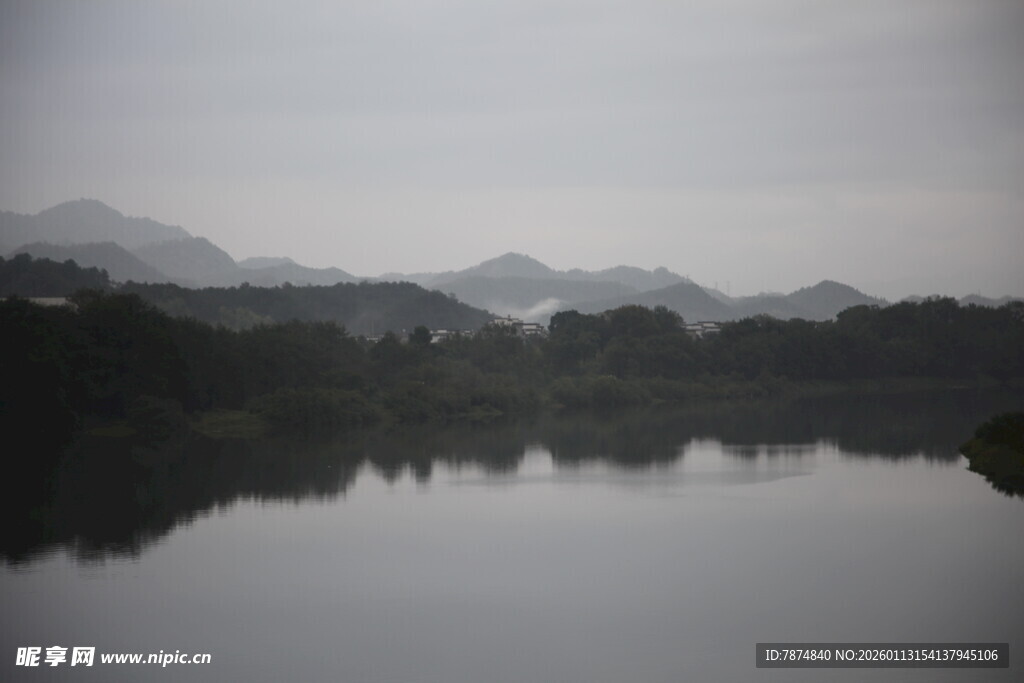 宁静山水湖景图