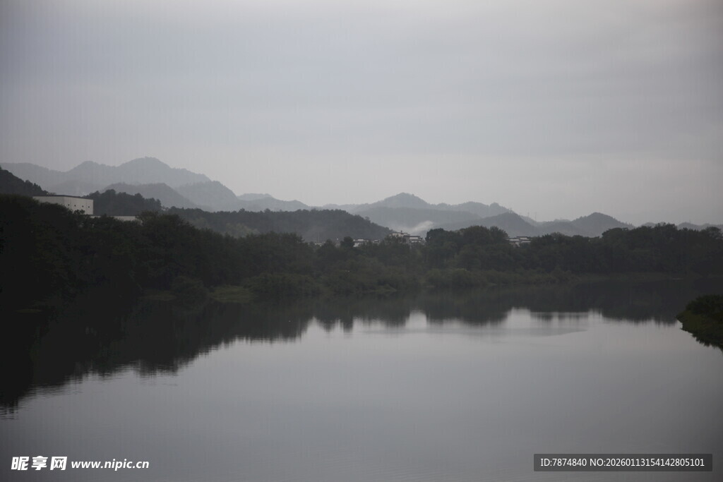 宁静山水湖面景色