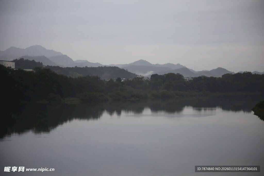宁静山水湖面倒影美景