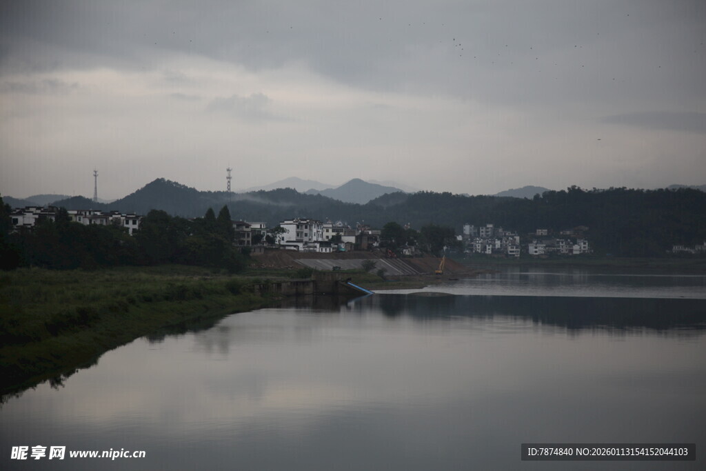 宁静山水间的湖岸景致