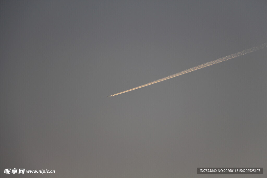 天空中飞机留下的航迹