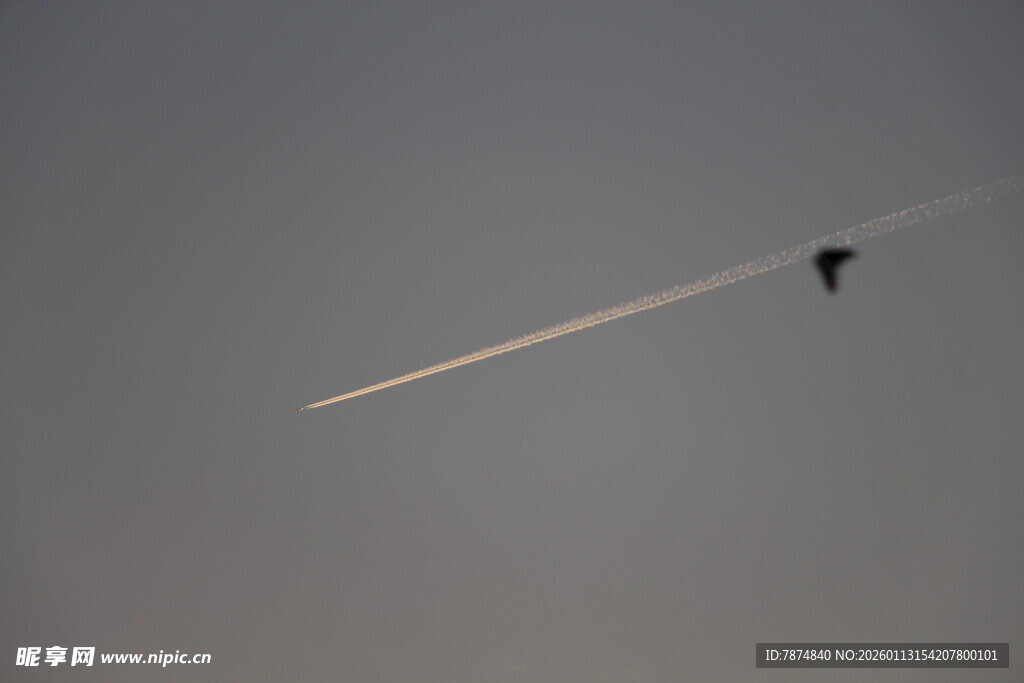 天空中飞行的飞机拖尾迹