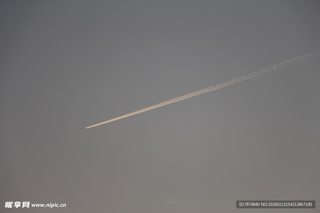 天空中飞机留下的航迹