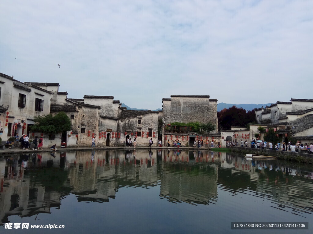 江南水乡湖畔古建筑倒影