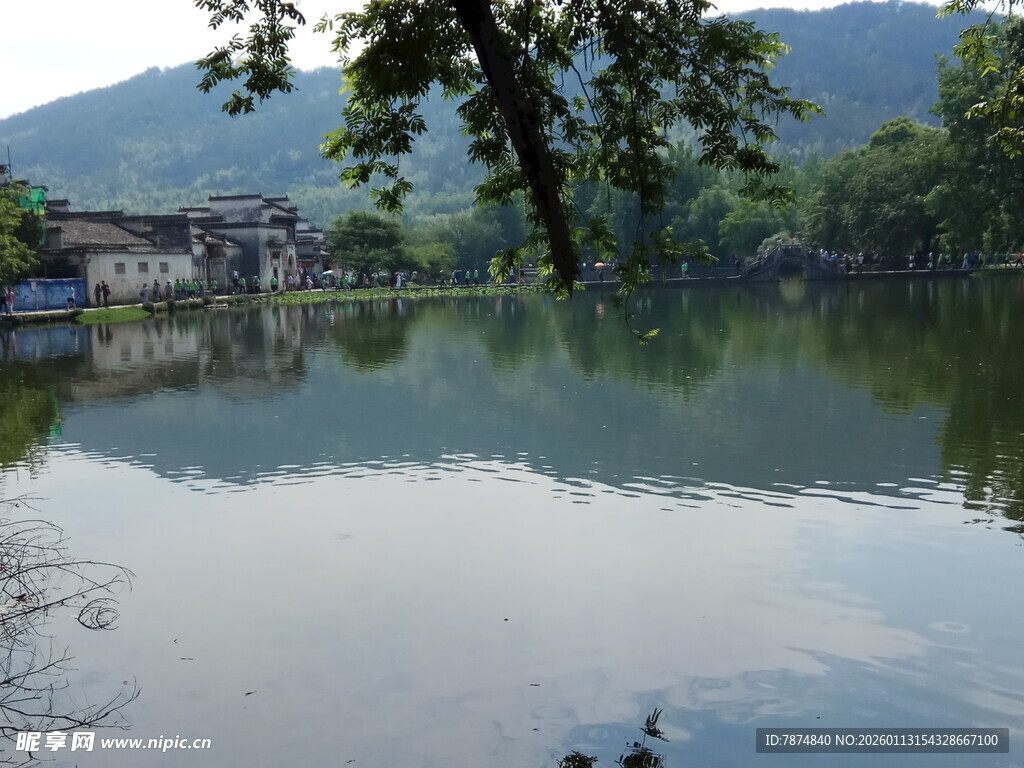 宁静湖畔乡村美景
