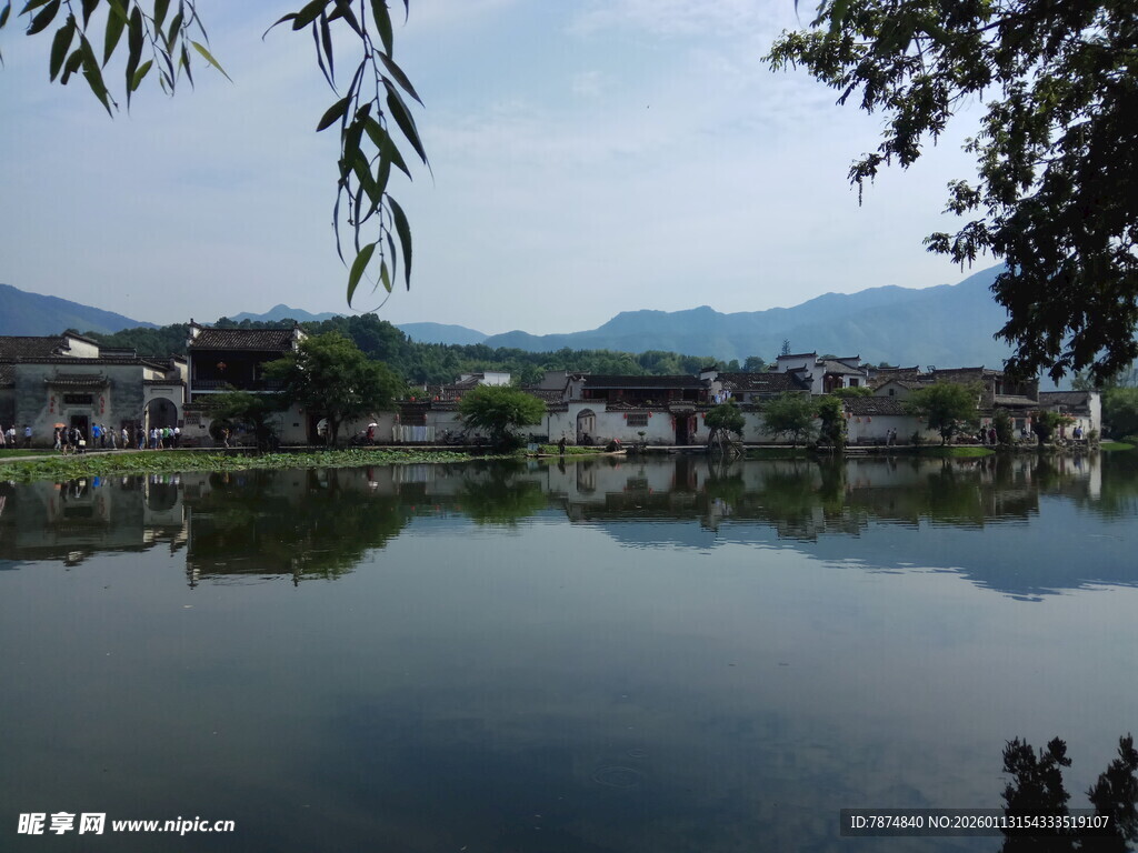 宁静水乡湖面倒影美景