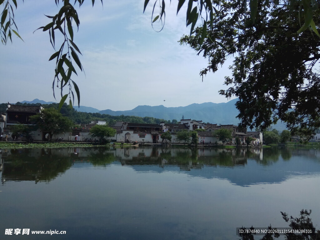 宁静湖畔古村风光