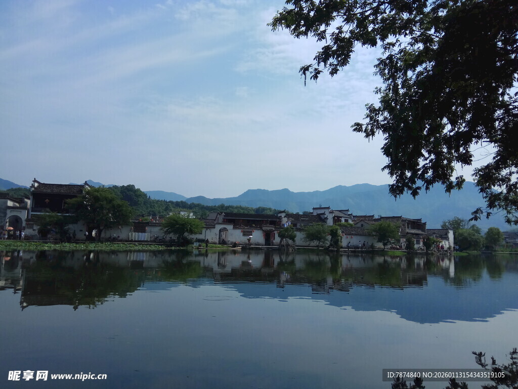 湖畔古村 山水相映成画