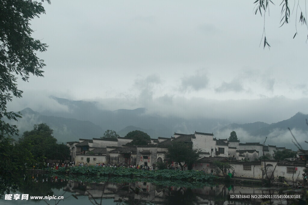 烟雨朦胧中的江南水乡景色