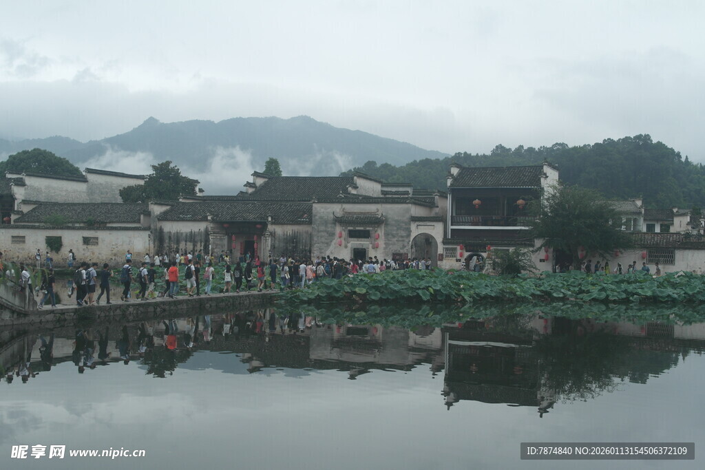 水乡村落 宁静湖景倒影