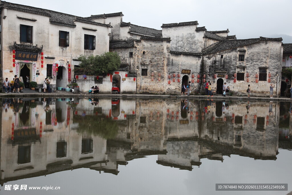江南水乡古村落倒影美景
