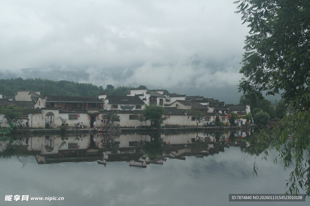 水乡村落倒影 云雾缭绕景