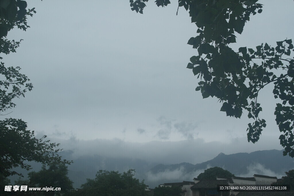 山间云雾缭绕的朦胧景致