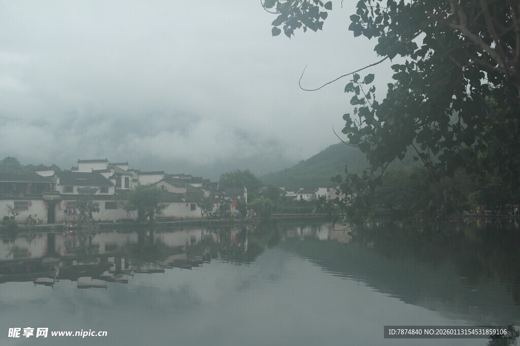 烟雨朦胧中的水乡景致
