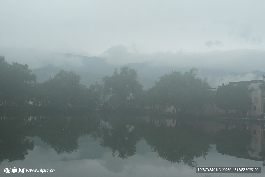 雾中湖畔景致