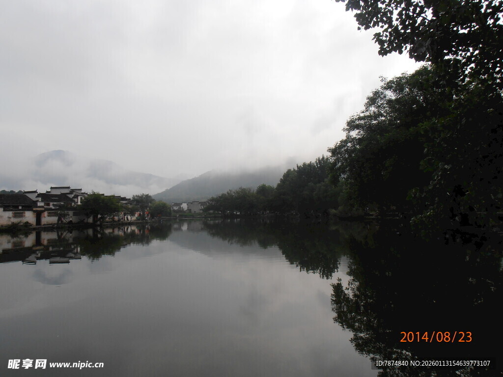 云雾缭绕的静谧河畔风光