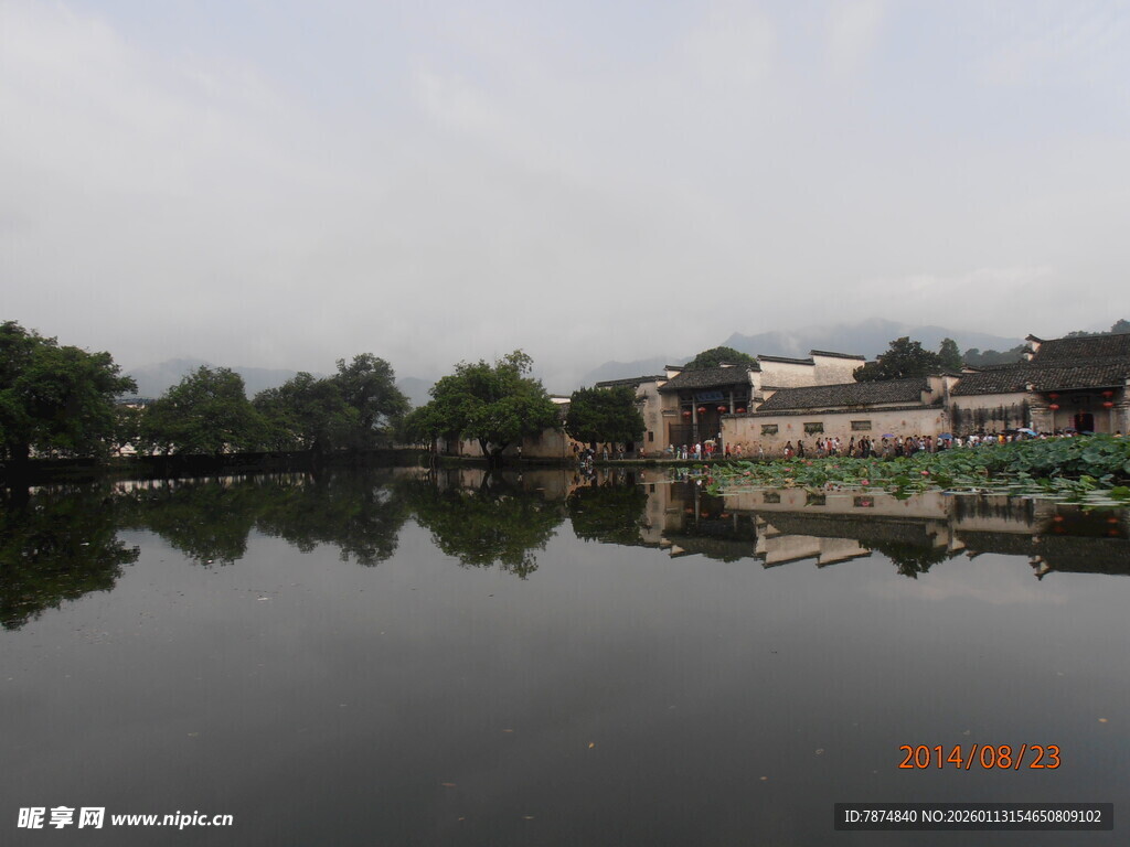 宁静水乡湖面倒影美景