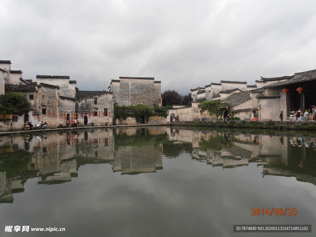 江南水乡静谧池塘景致
