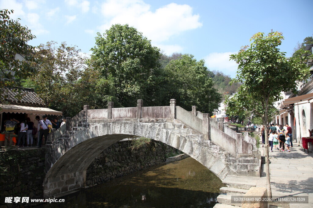 古石桥下的宁静水乡风光