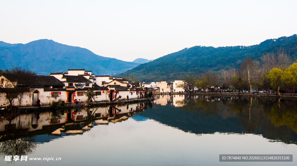 山水间的古村倒影美景