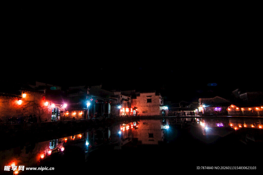 水乡夜景 灯火倒映于湖面