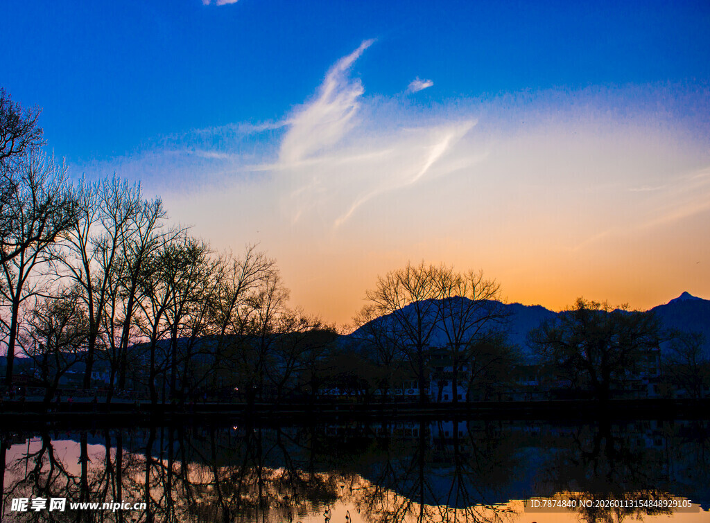 湖畔黄昏美景倒映