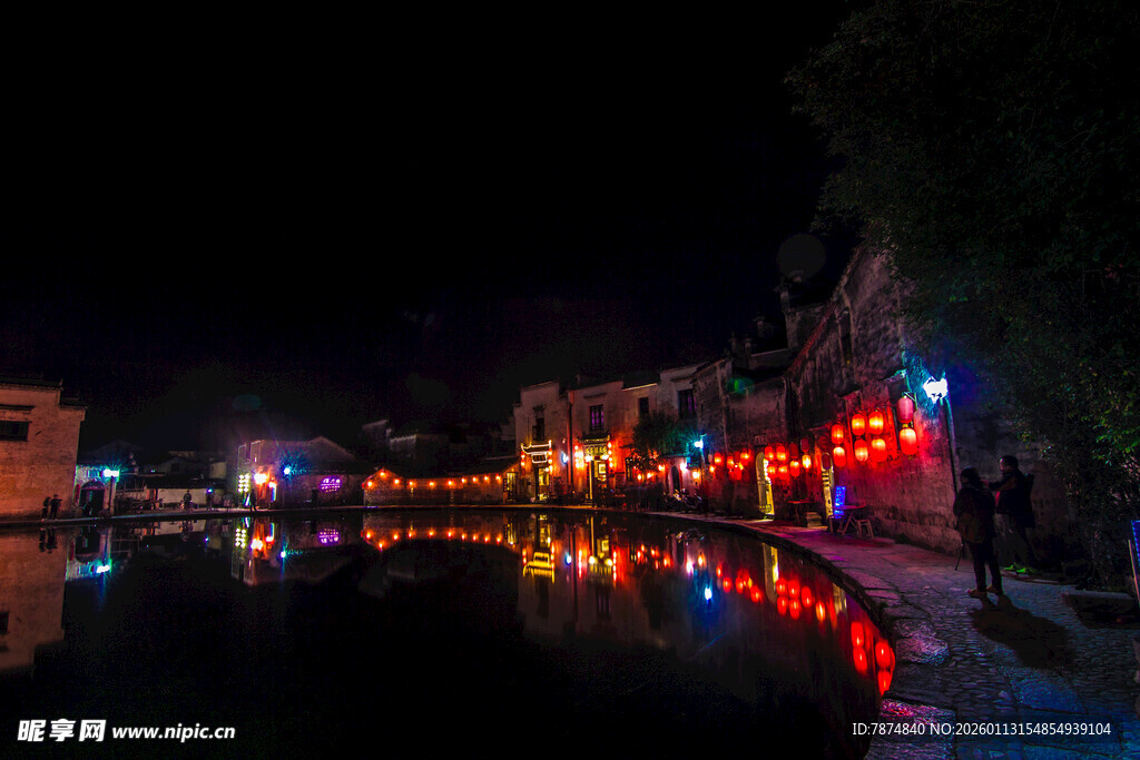 水乡夜景 灯火璀璨映河面