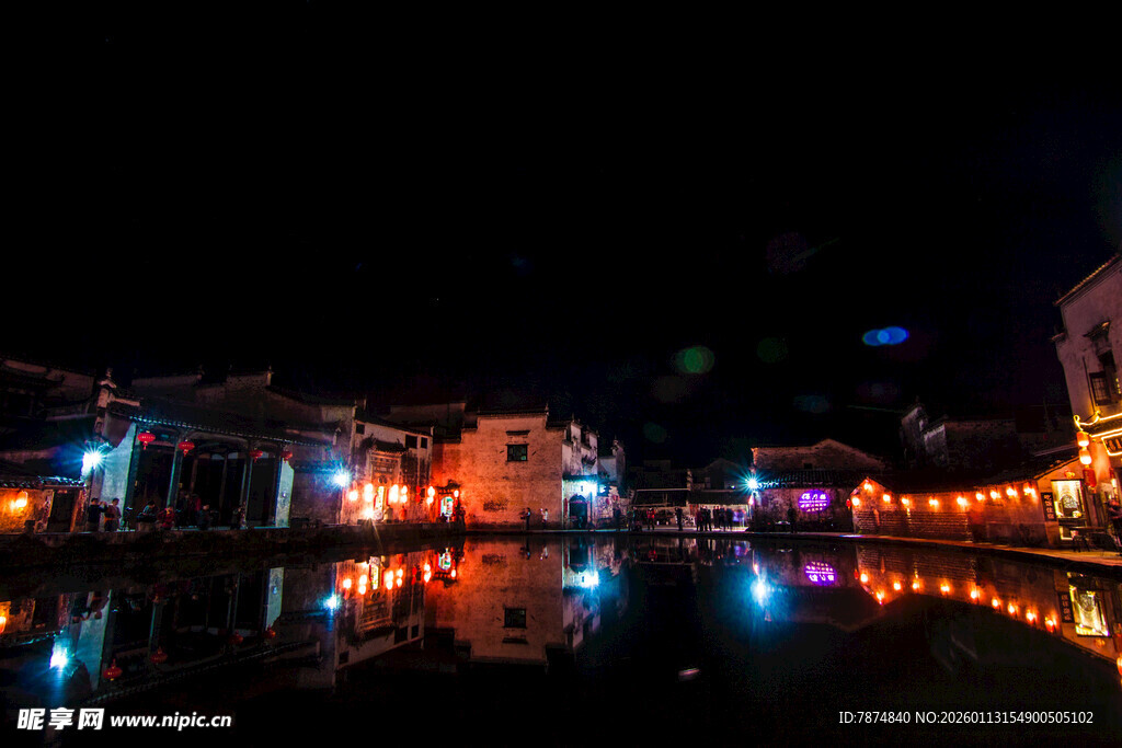 夜晚水乡灯火倒映美景