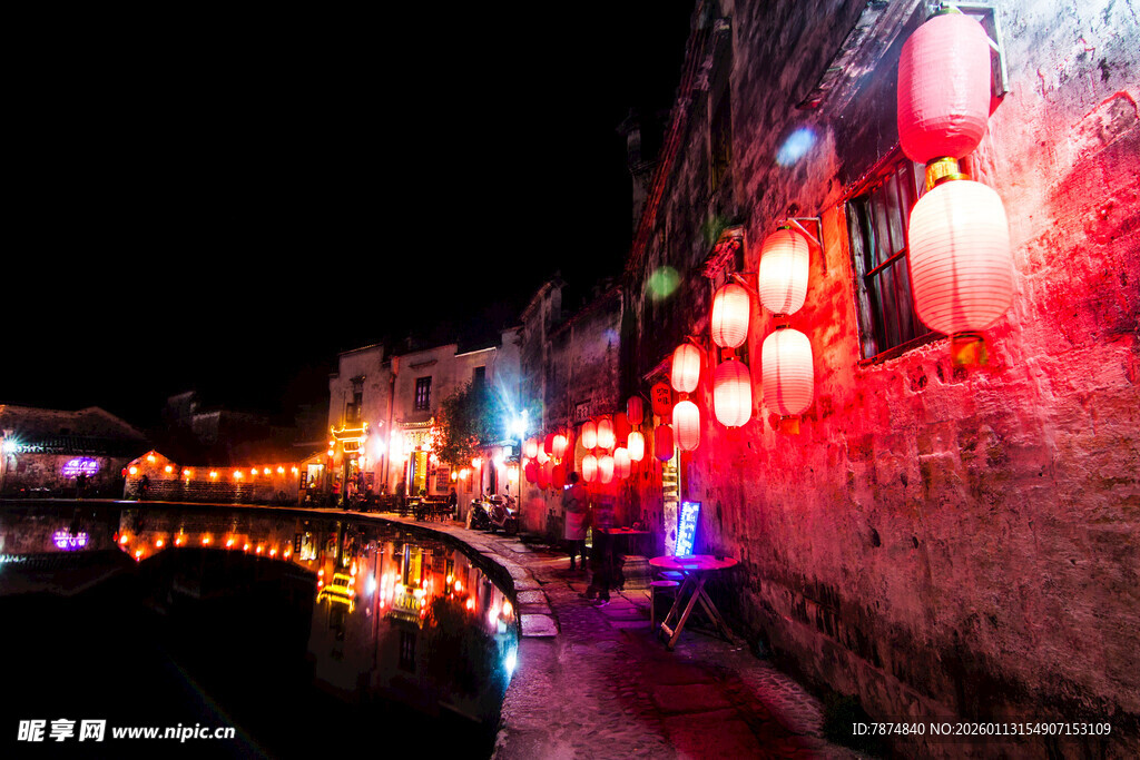 古镇夜景 灯笼璀璨映水面