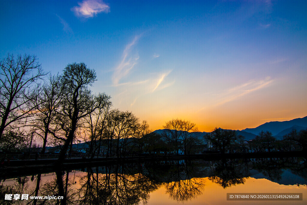 湖畔黄昏美景