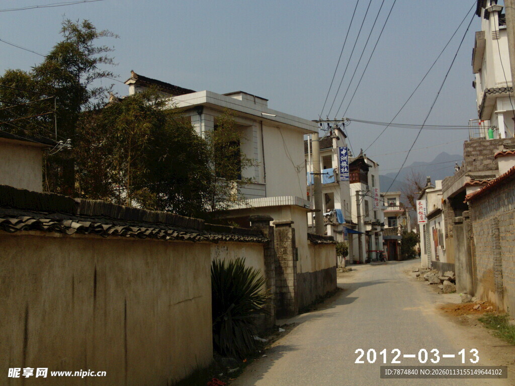 狭窄小巷中的民居景象