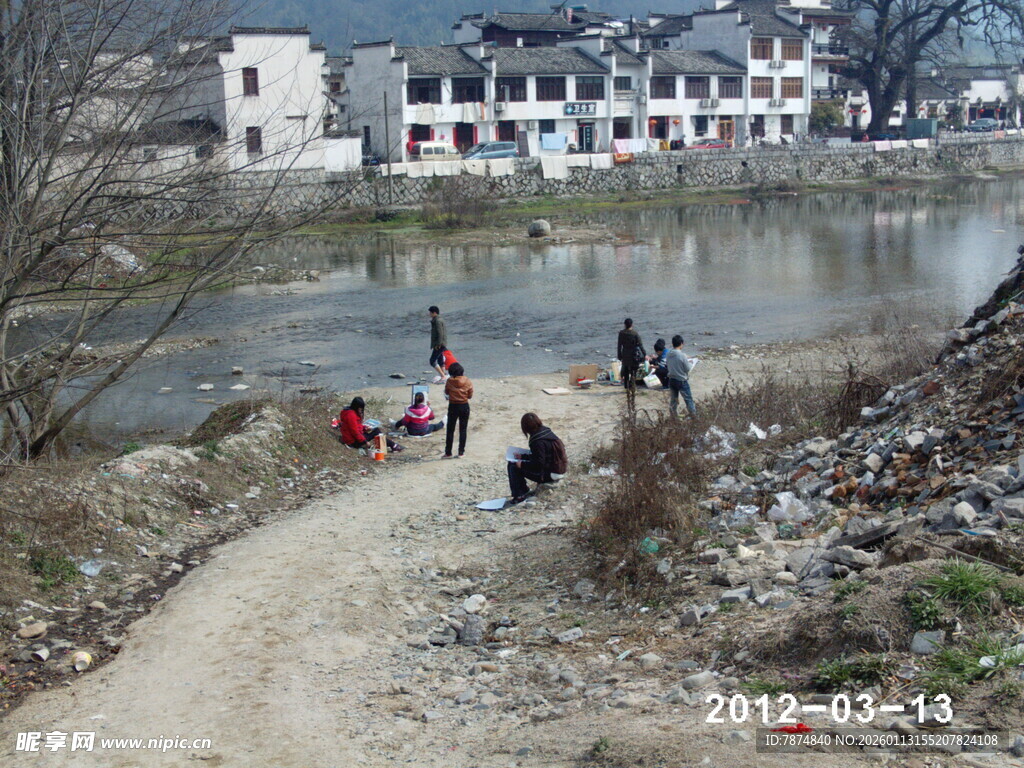 河边休闲场景中的人群活动