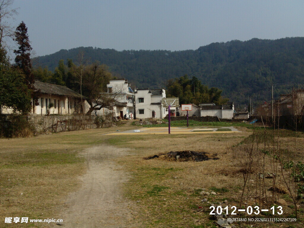 乡村小道旁的宁静村落