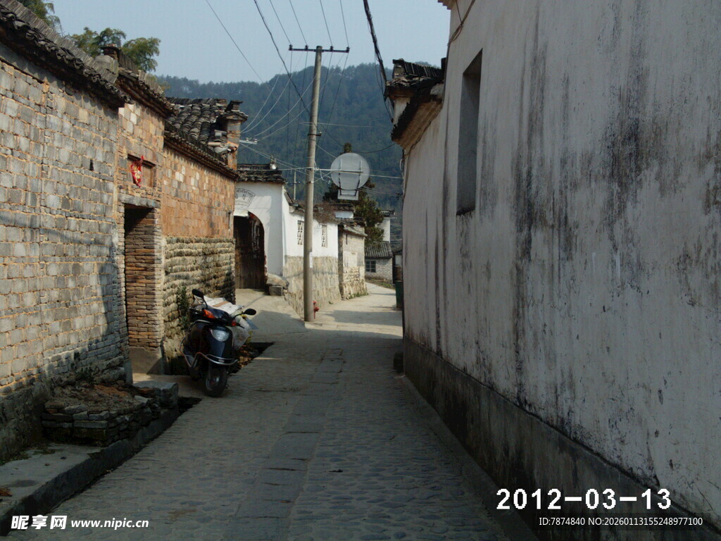 古老小巷中的静谧景象