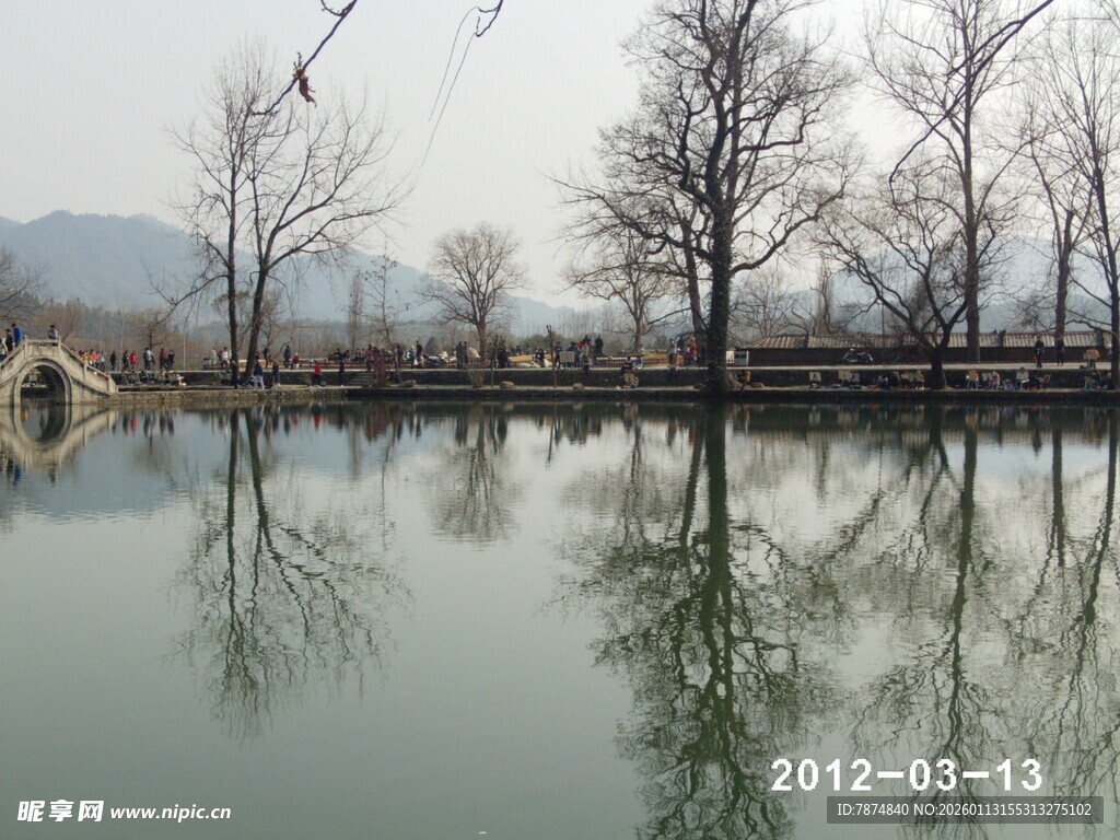 冬日静湖倒影景致