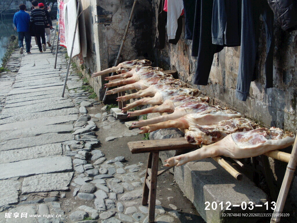 路边晾晒的肉类制品