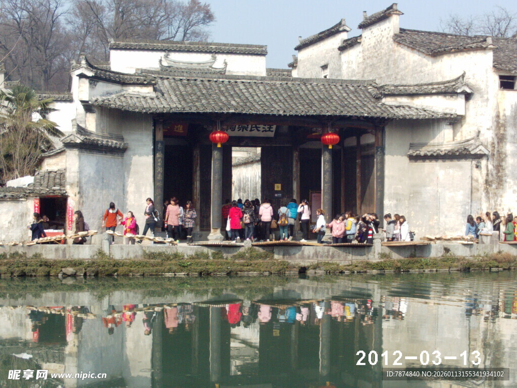 水乡古建前的游人赏景