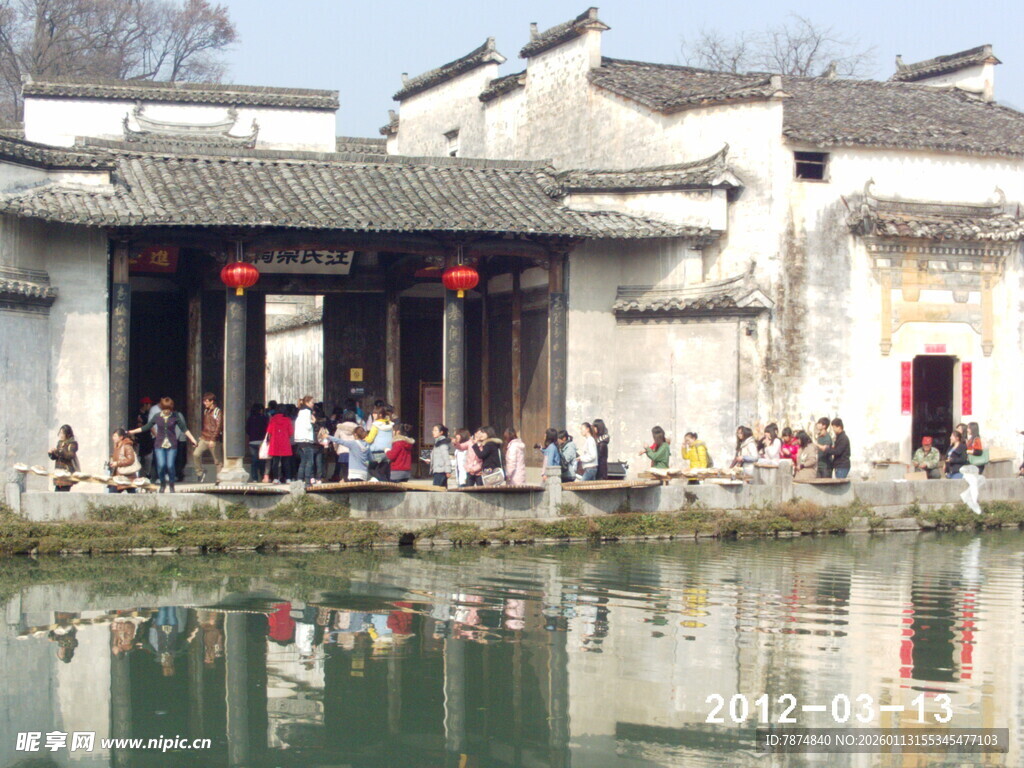 水乡古居前的热闹景象