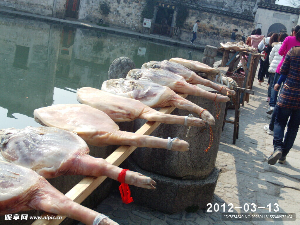 河边搬运货物场景