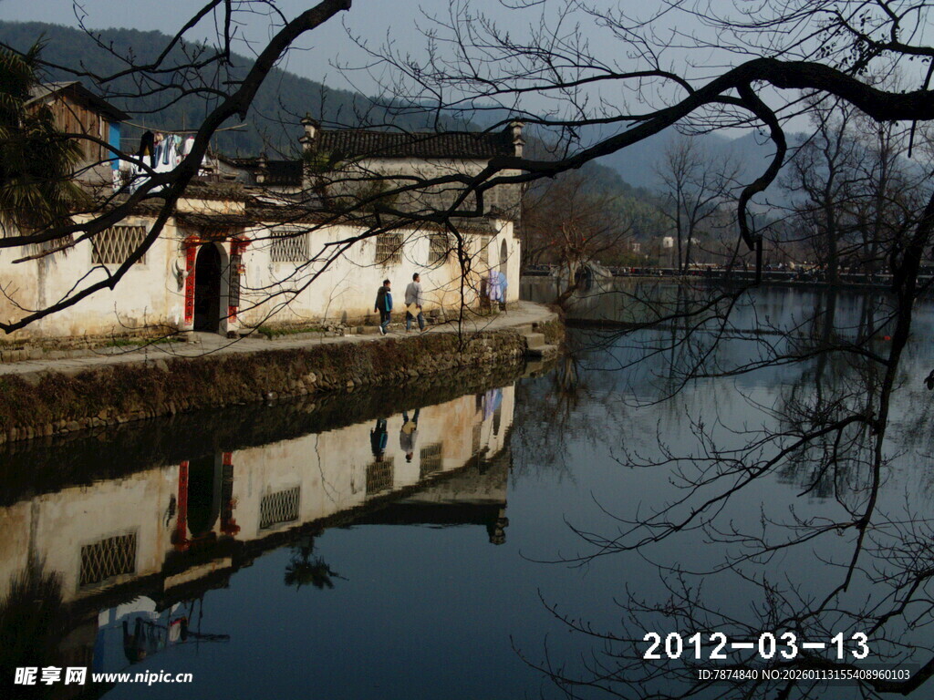 江南水乡静谧村落倒影