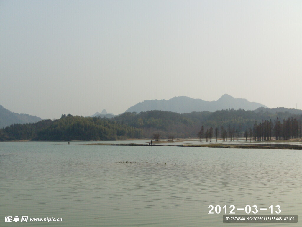 湖畔山水风光