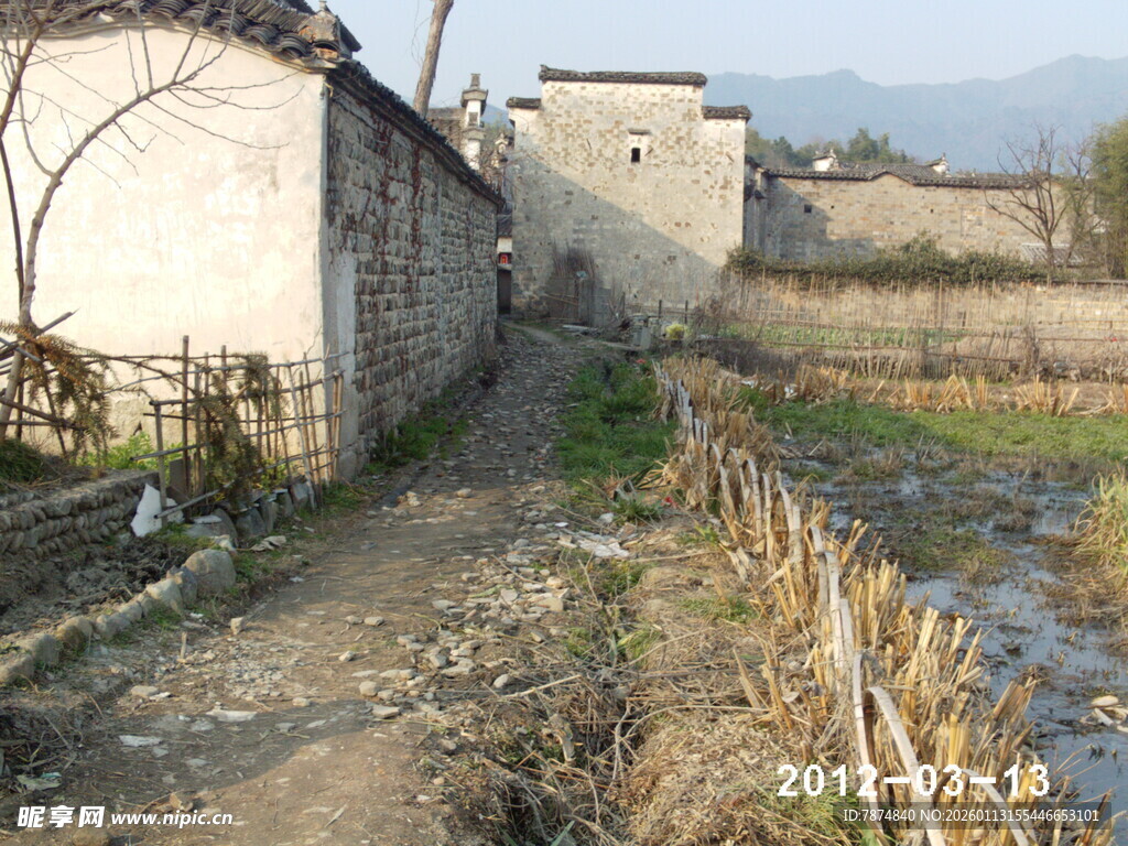 乡村泥泞小道与老旧房屋
