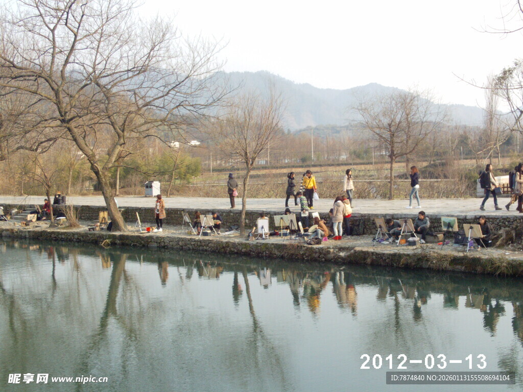 河畔行人漫步风景图