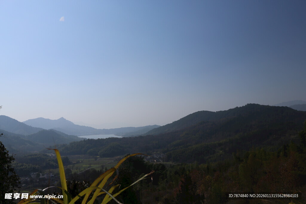 山间美景 远眺辽阔风光